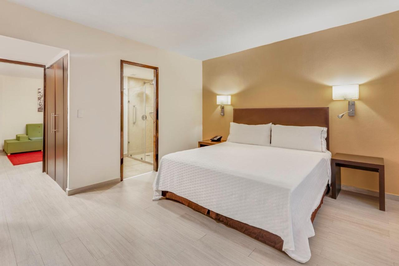 Fiesta Inn Guadalajara Expo Запопан Екстериор снимка