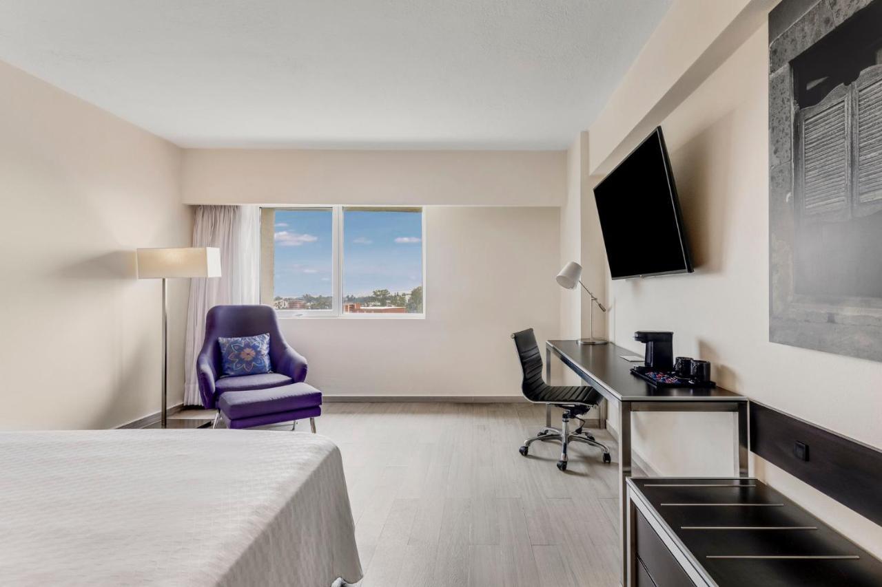 Fiesta Inn Guadalajara Expo Запопан Екстериор снимка