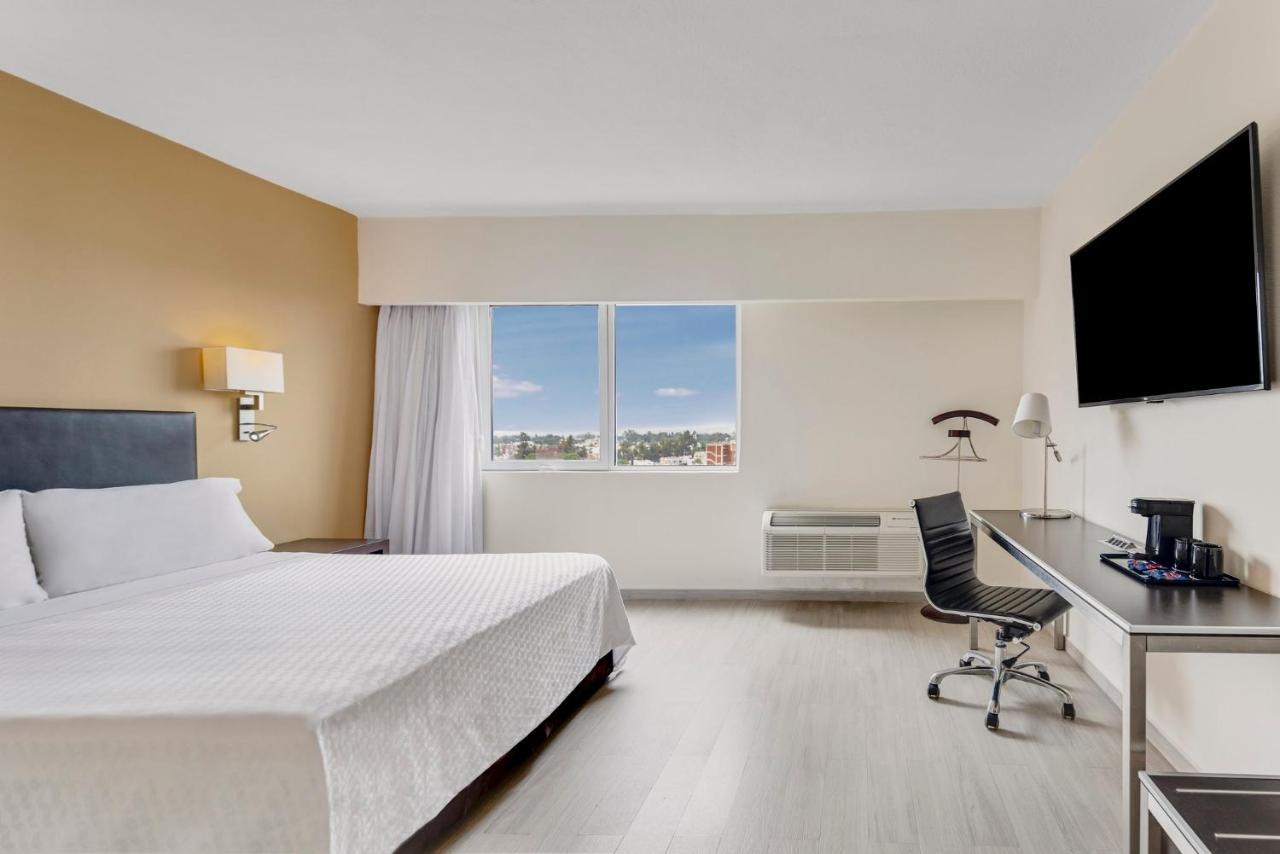 Fiesta Inn Guadalajara Expo Запопан Екстериор снимка