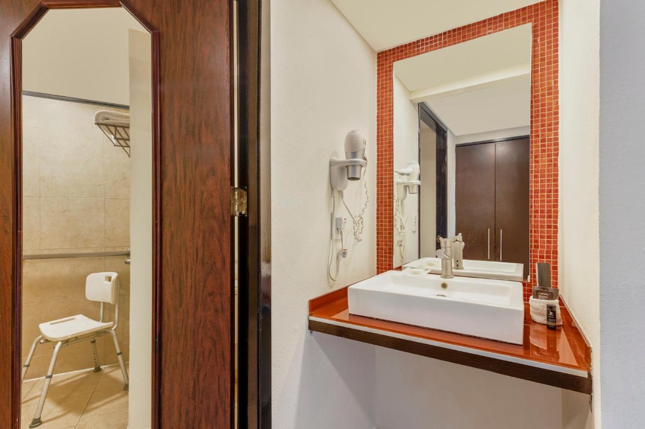 Fiesta Inn Guadalajara Expo Запопан Екстериор снимка