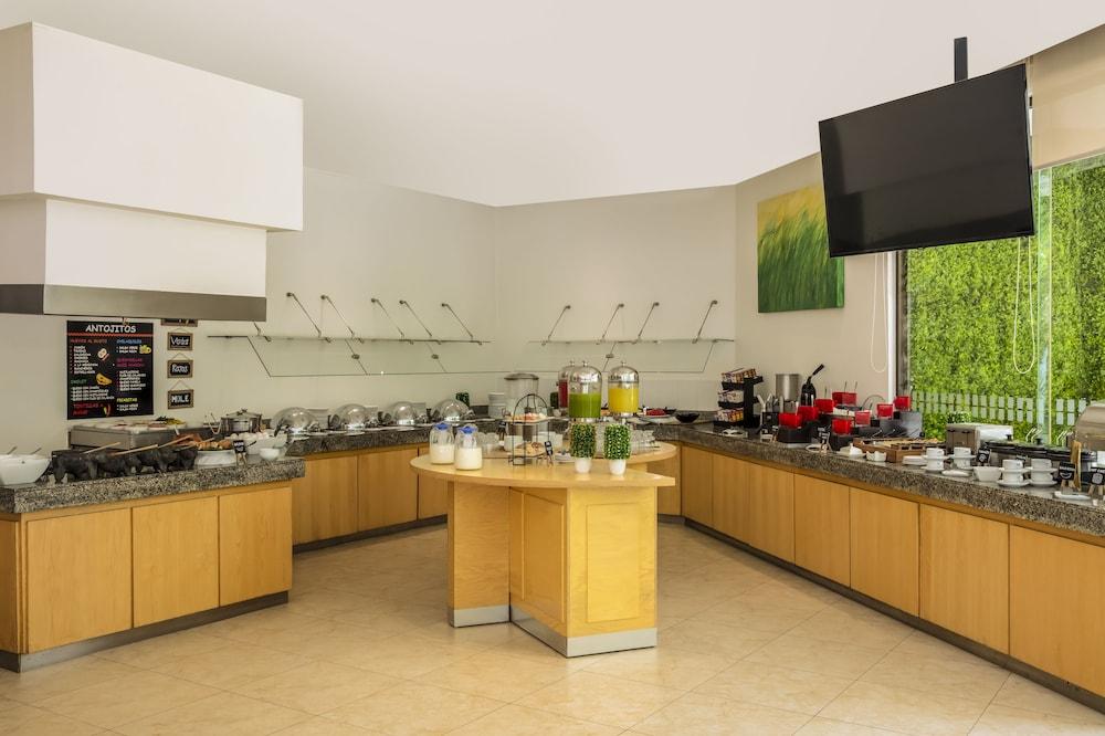 Fiesta Inn Guadalajara Expo Запопан Екстериор снимка