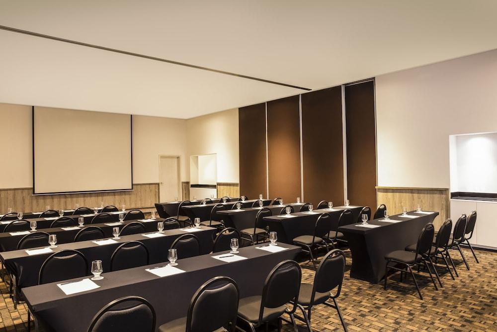 Fiesta Inn Guadalajara Expo Запопан Екстериор снимка