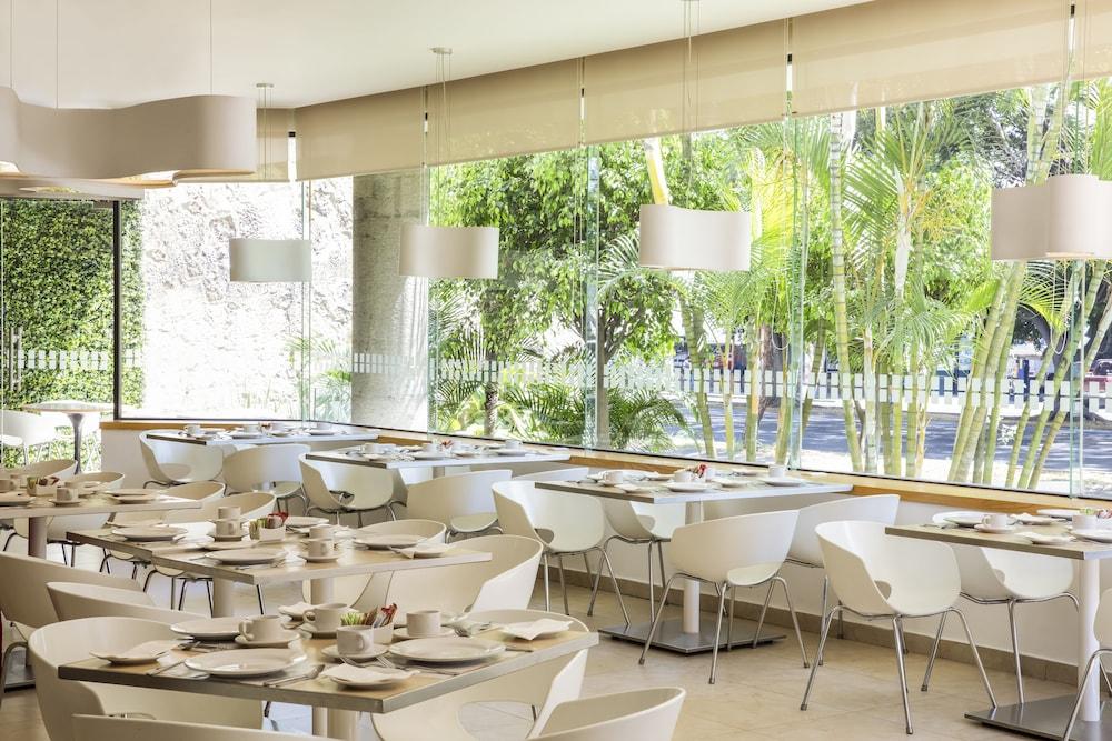 Fiesta Inn Guadalajara Expo Запопан Екстериор снимка