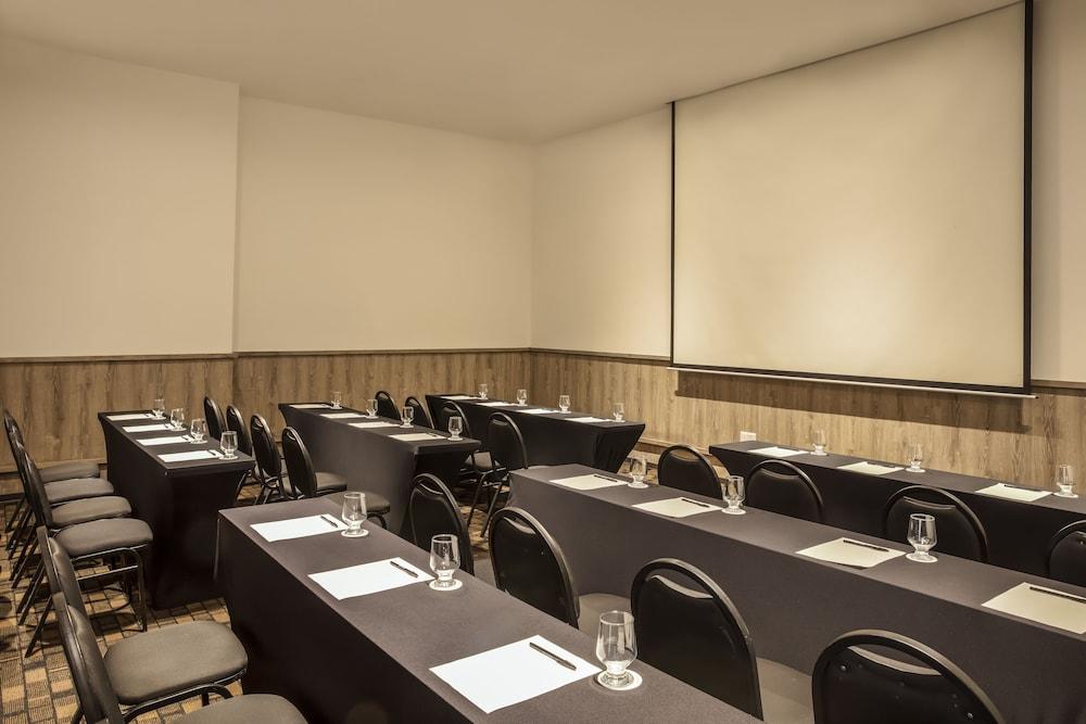 Fiesta Inn Guadalajara Expo Запопан Екстериор снимка