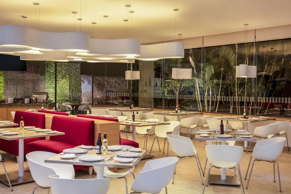 Fiesta Inn Guadalajara Expo Запопан Екстериор снимка