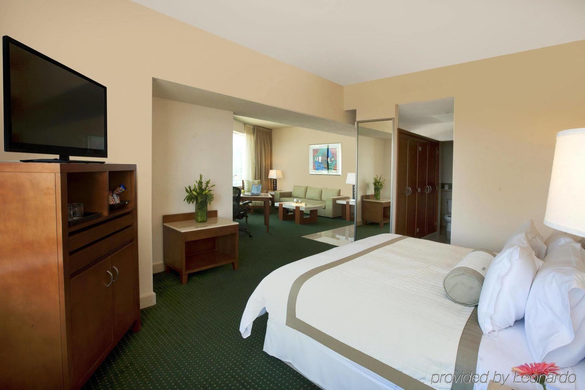 Fiesta Inn Guadalajara Expo Запопан Екстериор снимка