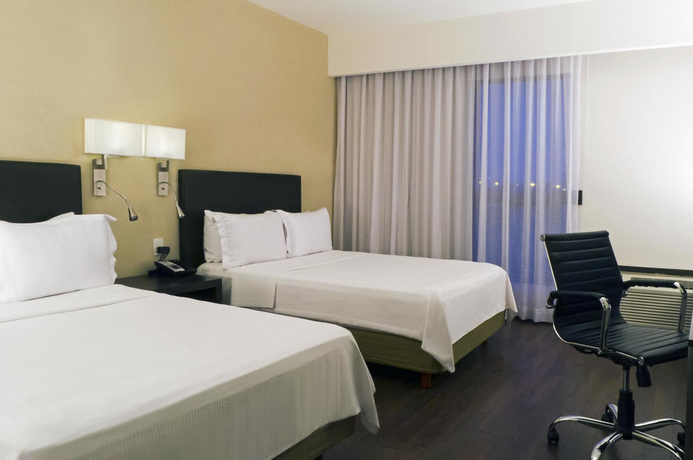 Fiesta Inn Guadalajara Expo Запопан Екстериор снимка