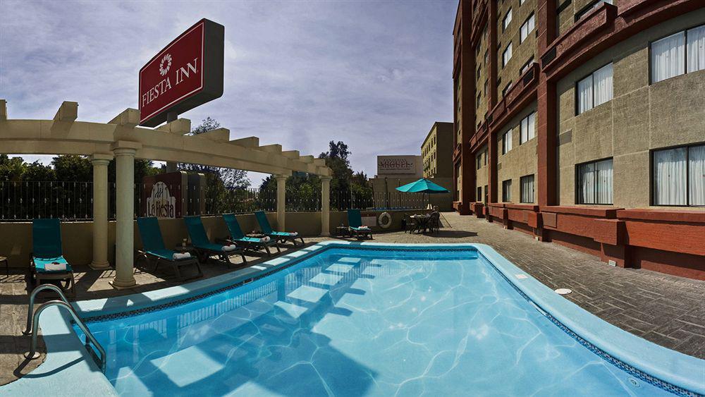 Fiesta Inn Guadalajara Expo Запопан Екстериор снимка